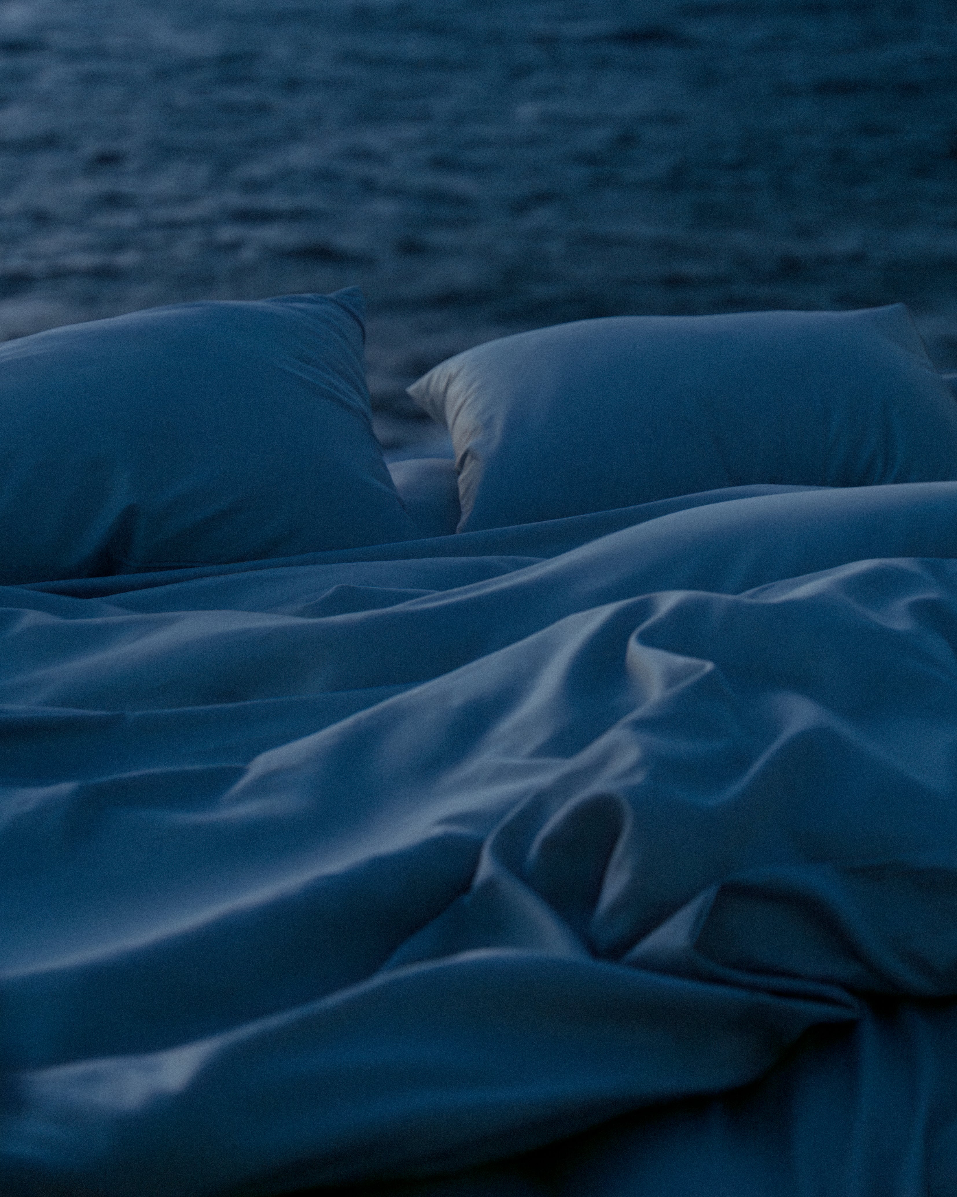 billede af sengetøj med en blå baggrund